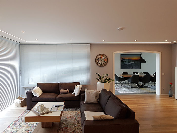 Wohnzimmerdecke mit LED-Streifen - modern und hell